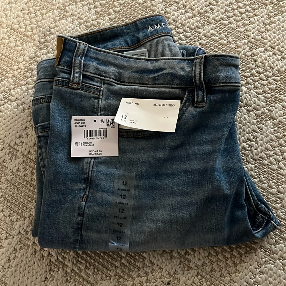 American Eagle low rise jeggings. 

Brand new!!